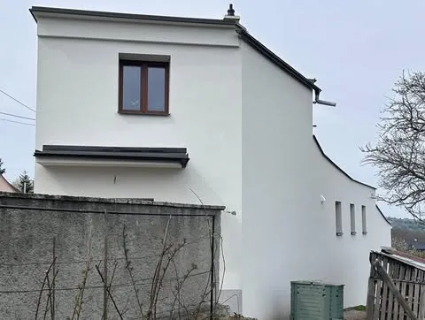 Dům s obloukovou fasádou po rekonstrukci